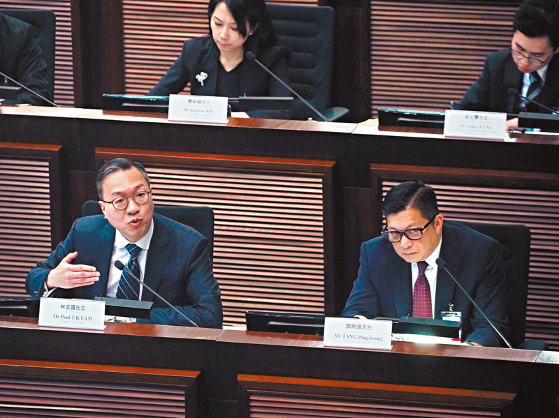 ◆林定國和鄧炳強昨出席維護國家安全條例草案委員會會議。 香港文匯報記者曾興偉 攝