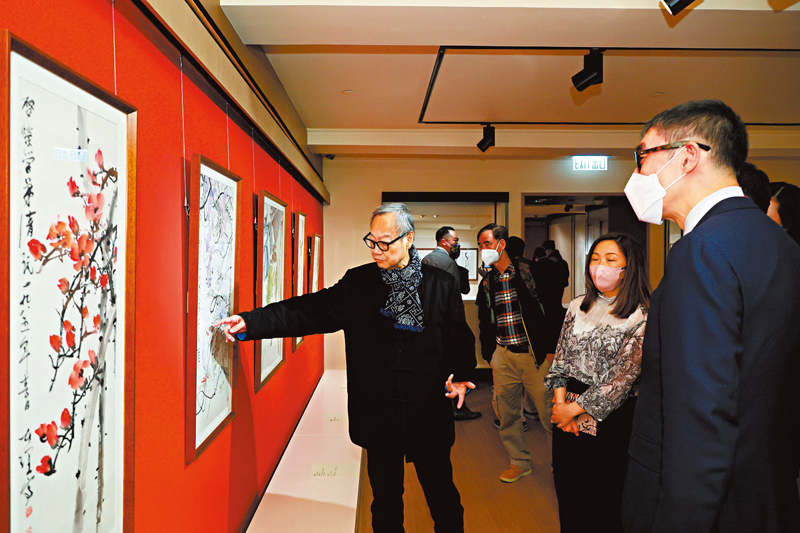 ◆一新美術館總監楊春棠正在為展覽做導覽。