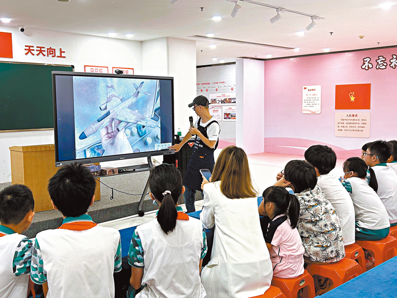 ◆國民教育必須配合國家發展與時並進。圖為穗港學生一同了解國防軍事知識。 資料圖片