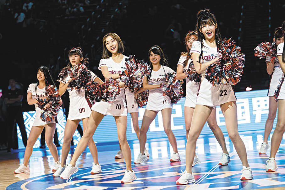 ◆香港金牛上季邀得台灣超人氣啦啦隊「樂天女孩」助陣。