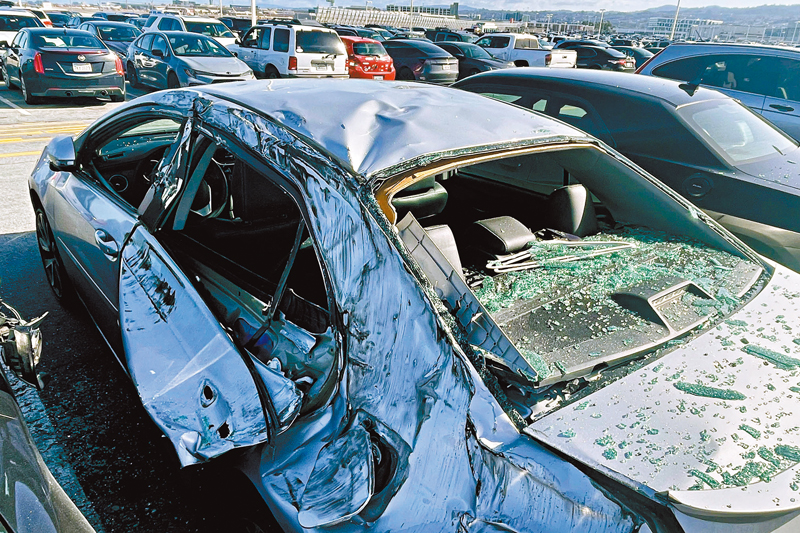 ◆輪胎掉落停車場導致多輛汽車受損。   美聯社