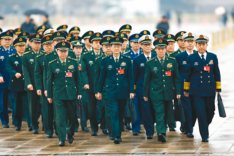 ◆解放軍和武警部隊代表團走向人民大會堂。中新社