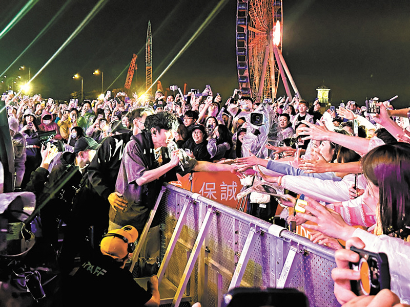 ◆林俊傑去年在中環海濱活動空間開演唱會遇上下雨天。