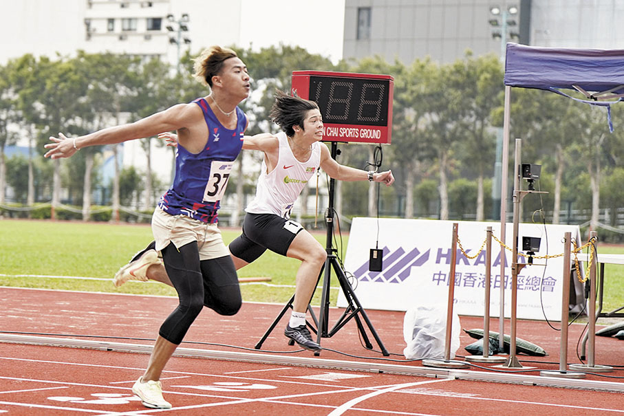 ◆郭俊廷（白衫）昨跑出10.50秒，成功達到體院培訓標準。 香港文匯報 記者葉詩敏  攝