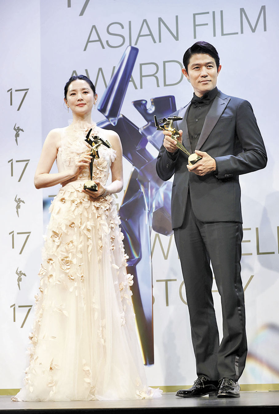 ◆李英愛和鈴木亮平獲頒「卓越亞洲電影人大獎」。  香港文匯報記者黃艾力 攝