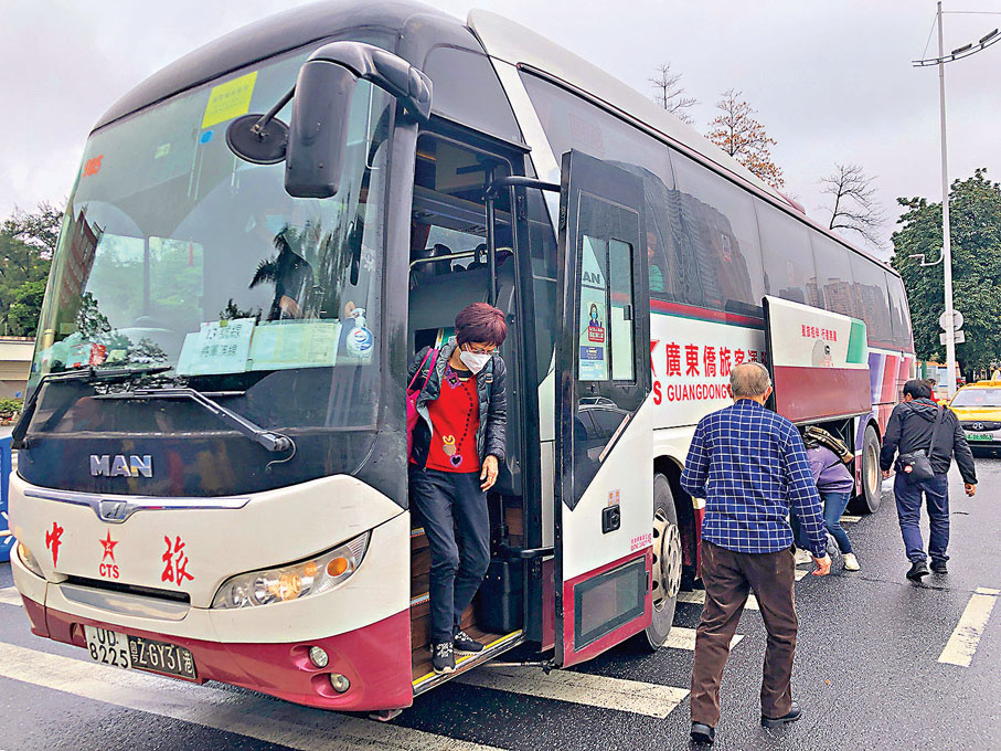 ◆跨境巴士上偶然會有乘客遺失手機及錢包等物品。 資料圖片