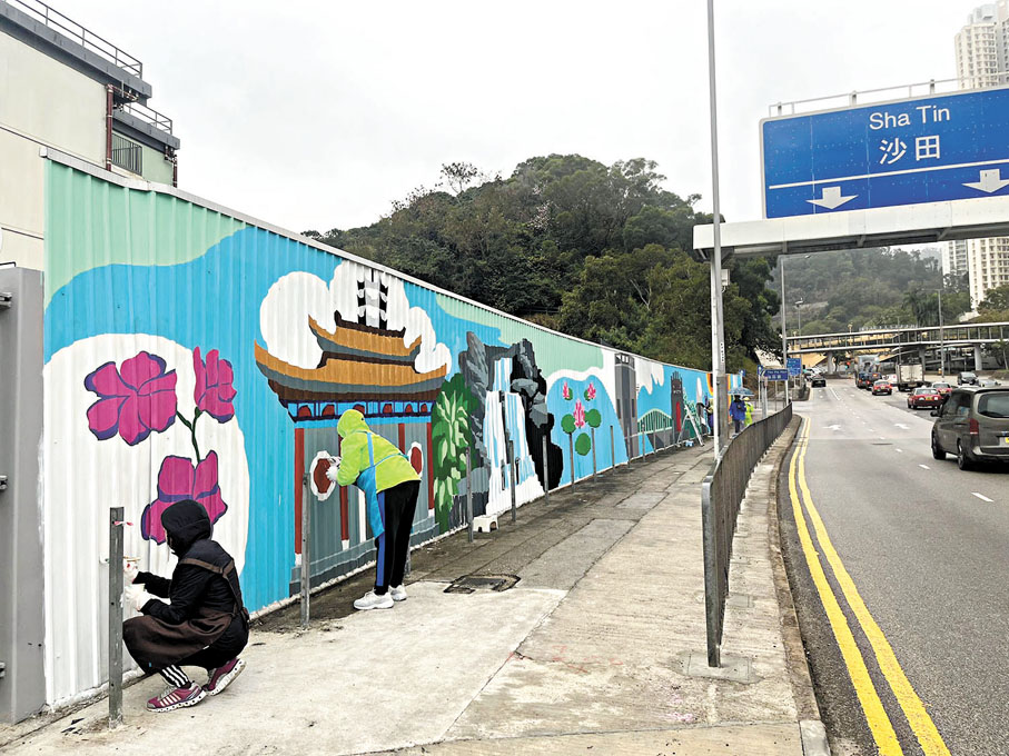 ◆由30名住戶及逾450名義工在「喜盈」長達80米的外牆畫上充滿色彩的壁畫。香港文匯報記者郭倩 攝