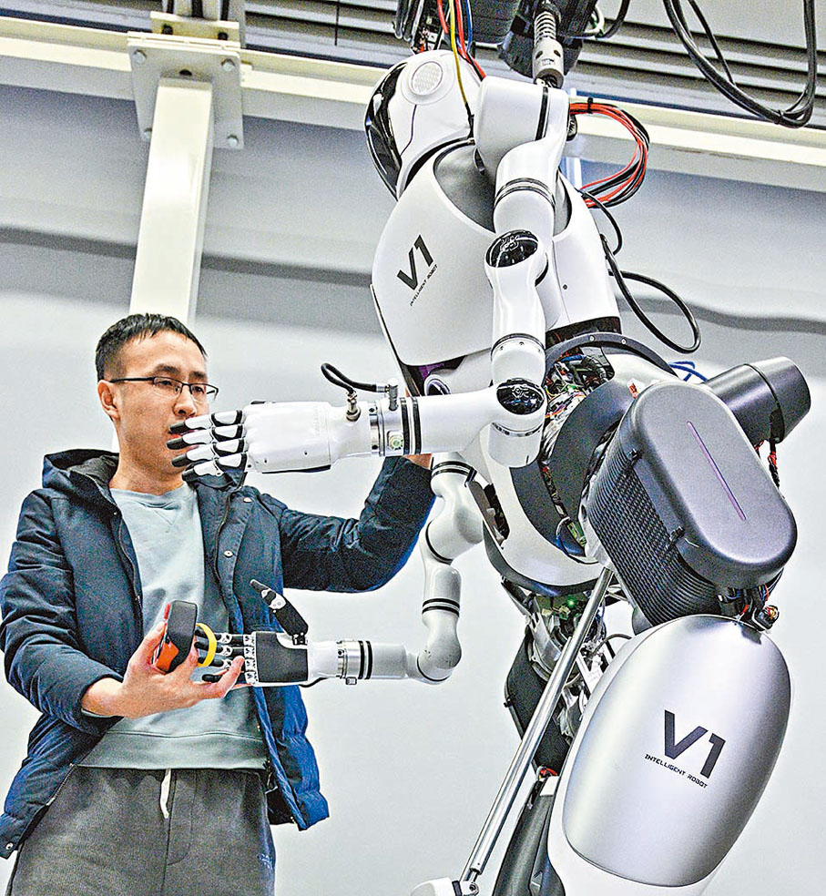 ◆人形機器人攻關團隊科研人員在多模態人工智能系統全國重點實驗室調試機器人。