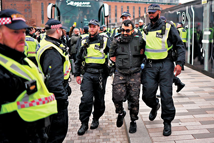 ◆英國重新定義「極端主義」，被指可能針對穆斯林等宗教群體。圖為倫敦警方拘捕援巴遊行人士。 法新社
