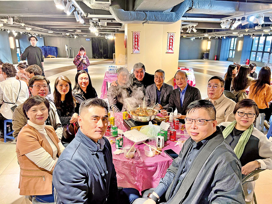 2月2日，Fashion Farm Foundation (FFF) 於D2 Place ONE舉行新春盤菜宴，本會秘書長蕭勁樺（前排右）、特邀榮譽顧問紡織製衣界選委邱允恭（前排左）出席。