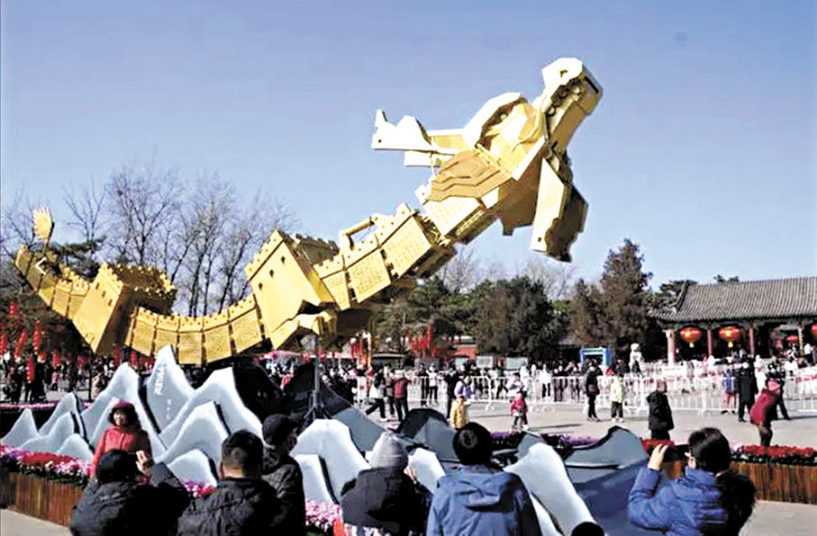 ◆北京展出孫世前教授設計的巨型機械藝術品長城龍。 作者供圖