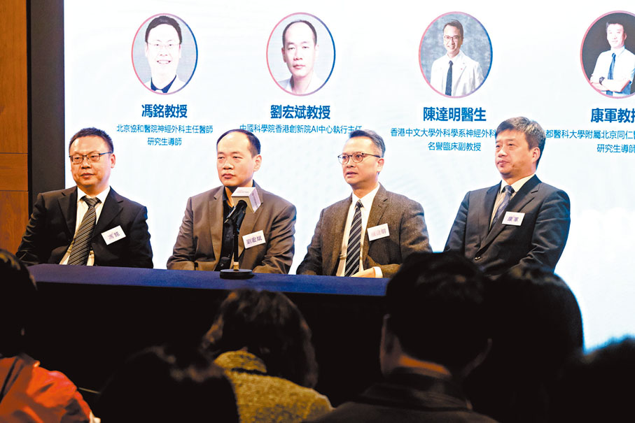 ◆CARES Copilot 1.0多模態手術大模型昨日舉行發布會，左起為馮銘教授、劉宏斌教授、陳達明醫生及康軍教授在現場接受傳媒採訪。香港文匯報記者涂穴 攝