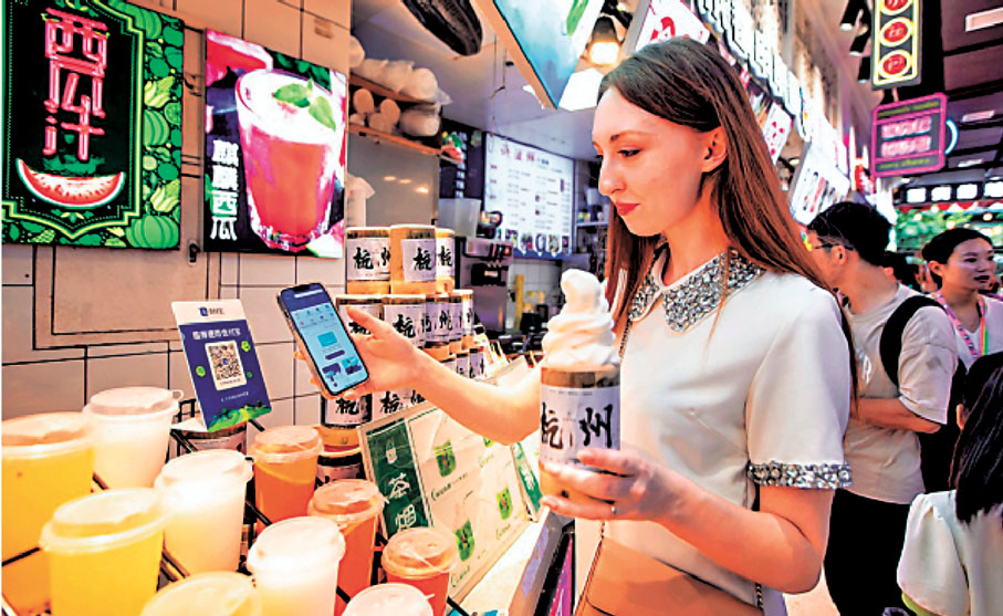 ◆孫業禮指，將採系列舉措方便外國遊客入境支付。圖為外國遊客使用支付寶掃碼買單。 網上圖片