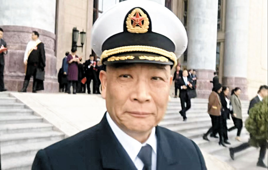 ◆全國人大代表、海軍政委袁華智　香港文匯報記者葛沖  攝