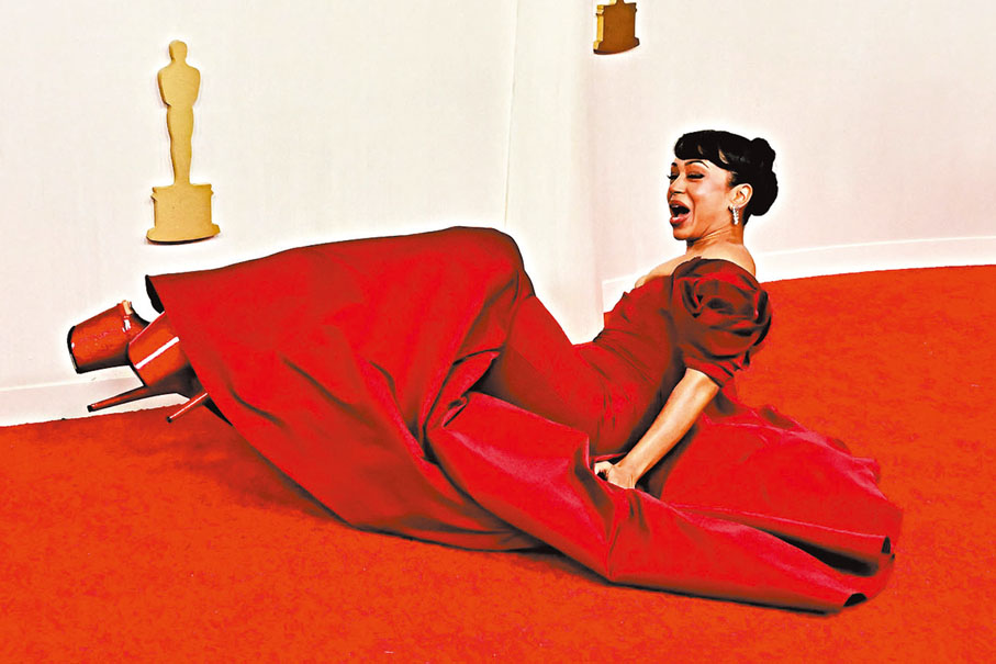 ◆Liza Koshy因突然絆倒搶鏡。 法新社