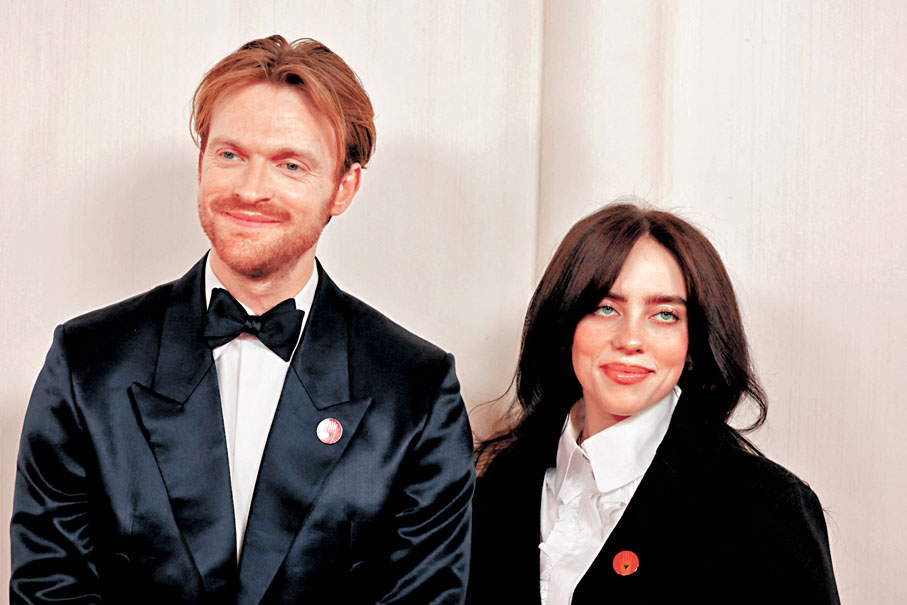 ◆Billie Eilish和Finneas O'Connell戴上紅色胸針。  法新社