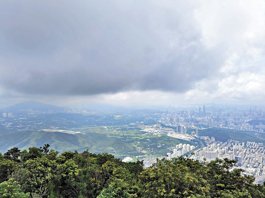 ◆從梧桐山倚天招鳳亭俯瞰深圳河兩岸。作者供圖