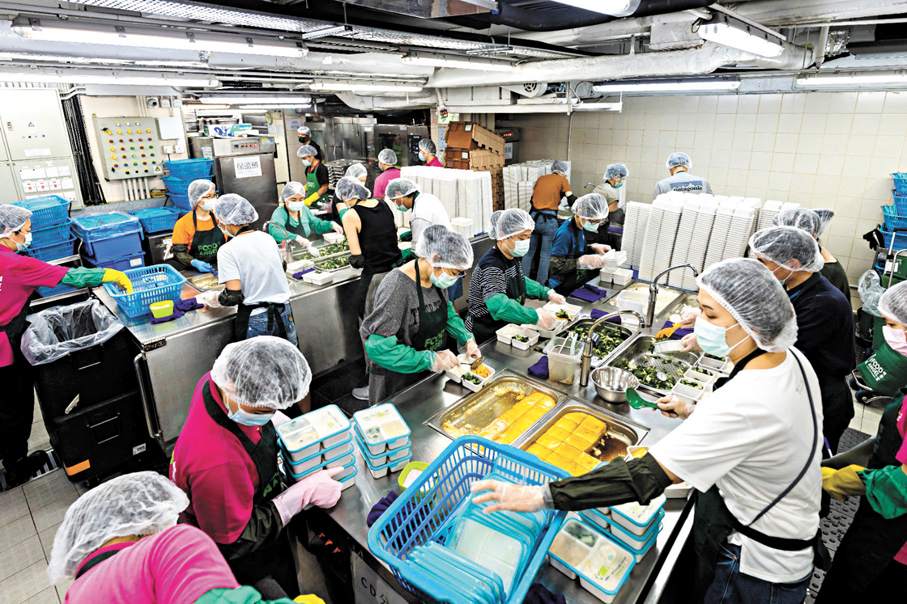 ◆「惜食堂」每日製作逾2萬份營養均衡的膳食，提供約1.1萬份其他膳食和食物包。