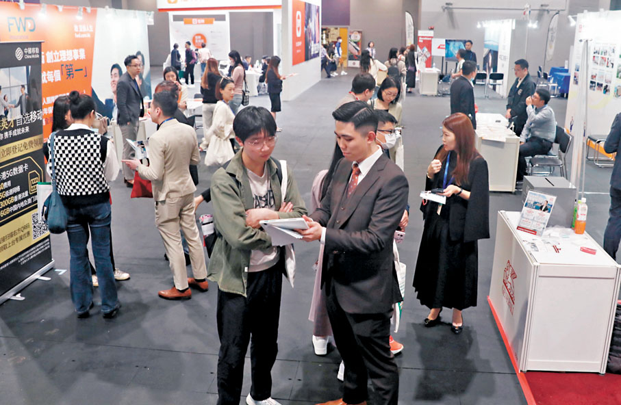 ◆「創新香港——國際人才嘉年華」人頭湧湧，不少求職者在各攤位面前了解資訊。香港文匯報記者郭木又 攝