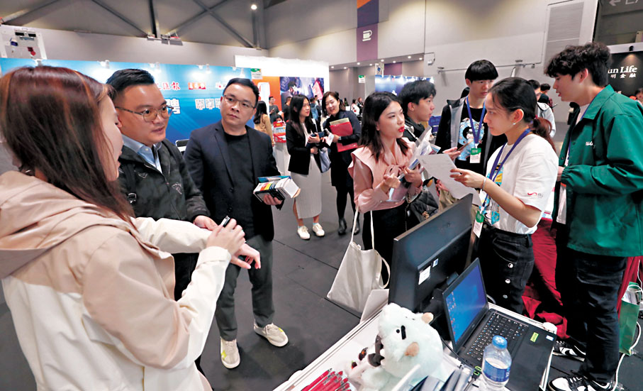 ◆求職者與企業職員交流。 香港文匯報記者郭木又 攝