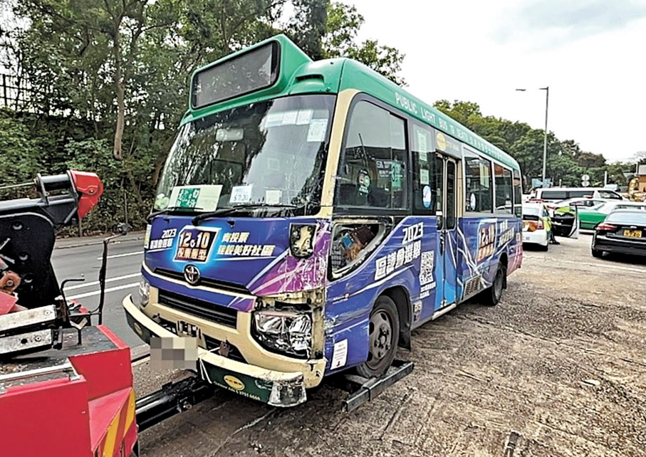 ◆涉事綠色專線小巴車頭毀爛，擋風玻璃碎裂，被拖走扣查。