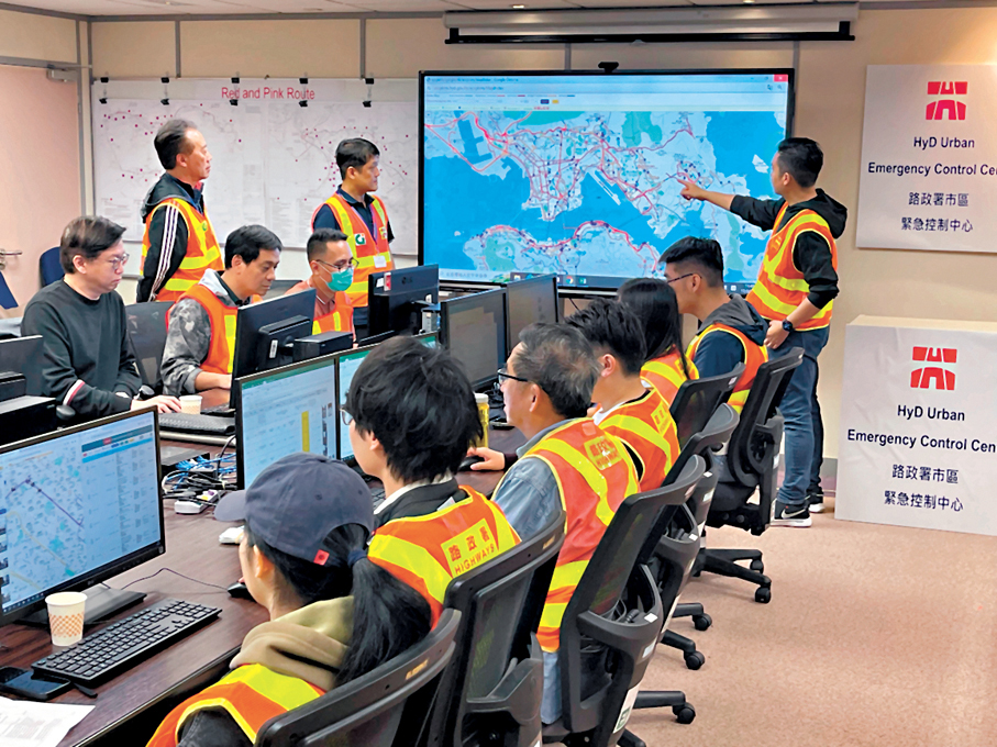◆路政署緊急控制中心聯同道路維修保養承建商進行演練，讓相關人員在風雨季前熟習工作流程。