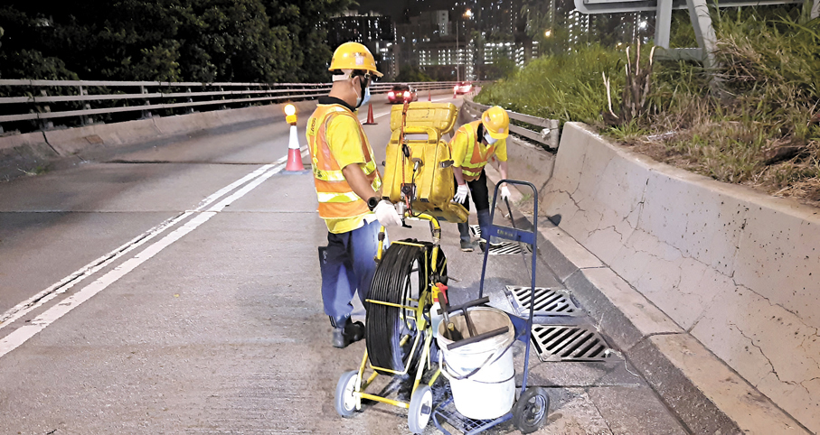 ◆承建商人員於演練前利用閉路電視勘查集水溝內的情況。