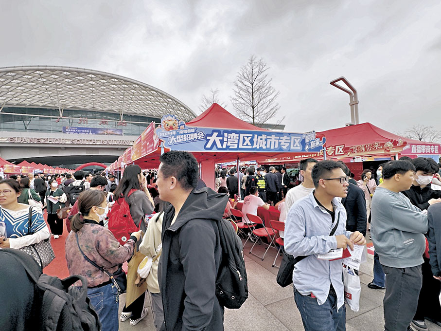 ◆招聘會設零工專區、大灣區城市專區等多個板塊，對接不同類型企業與求職人群。 香港文匯報記者李紫妍  攝