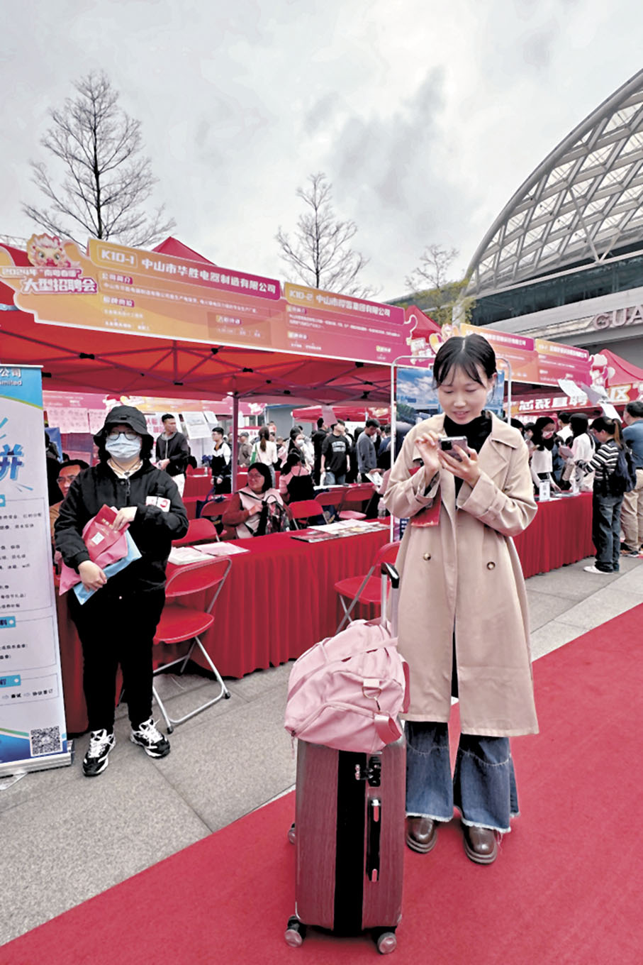 ◆一位求職者在上車離穗前看到招聘會信息，當場改簽，帶着行李在現場找工作。 香港文匯報記者李紫妍  攝