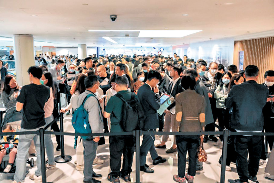 ◆泰峯售樓處現場，昨日大批準買家到場排隊等候。