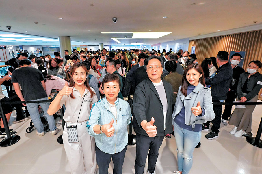 ◆王新興集團董事總經理王惠貞(左二)、王新興集團銷售總監陳芷湄（左一）、VerticalJourneyLtd總監黃浩賢（右二）及VerticalJourneyLtd助理總經理劉芷琳認為泰峯首日推售反應非常熱烈。