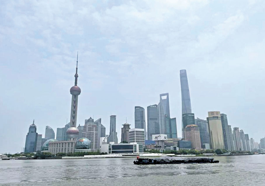 ◆內地經濟增長逐漸回復，目前A股部分企業估值被低估，或可提供具吸引力的風險回報。圖為上海外灘的景色。 資料圖片