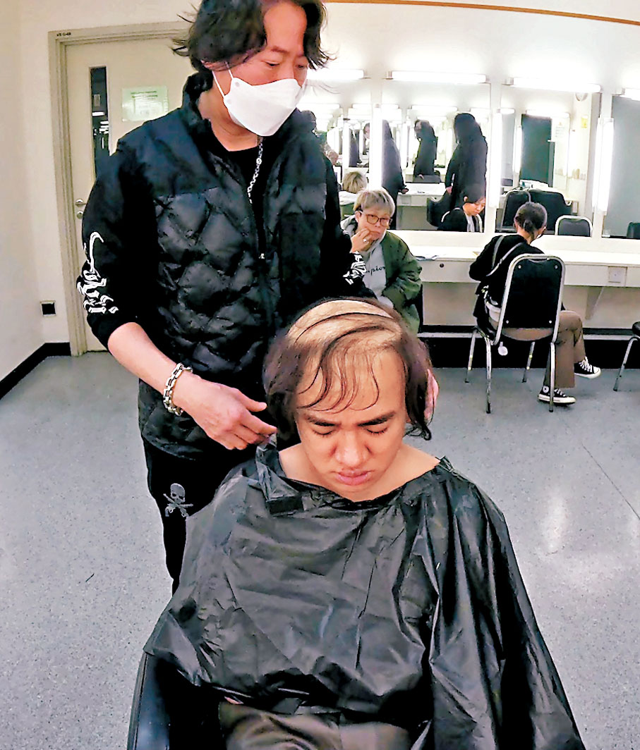 ◆祖藍坐定定黐頭套。