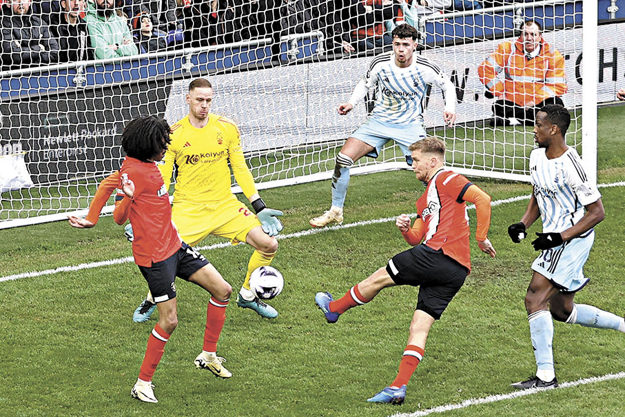 ◆盧基巴利（右二）助盧頓追平。  法新社