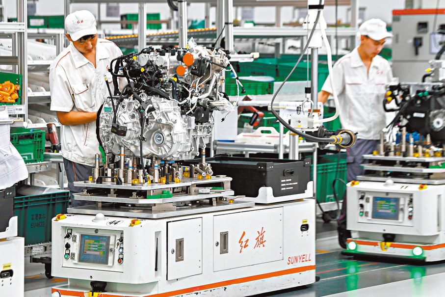 ◆1-2月，工業生產增長加快，製造業改善尤其突出，製造業增加值同比增長7.7%。圖為吉林長春的一汽紅旗繁榮工廠總裝車間內，AGV搬運機器人將車輛零部件運輸到工位上。 資料圖片