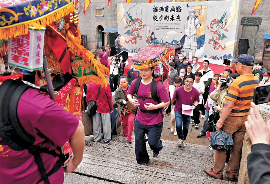 ◆《台灣通史》（譯註本）簡體版上月在北京發布。圖為2022年5月兩岸青年信俗淵源尋根之旅活動在福建福州舉行。 資料圖片