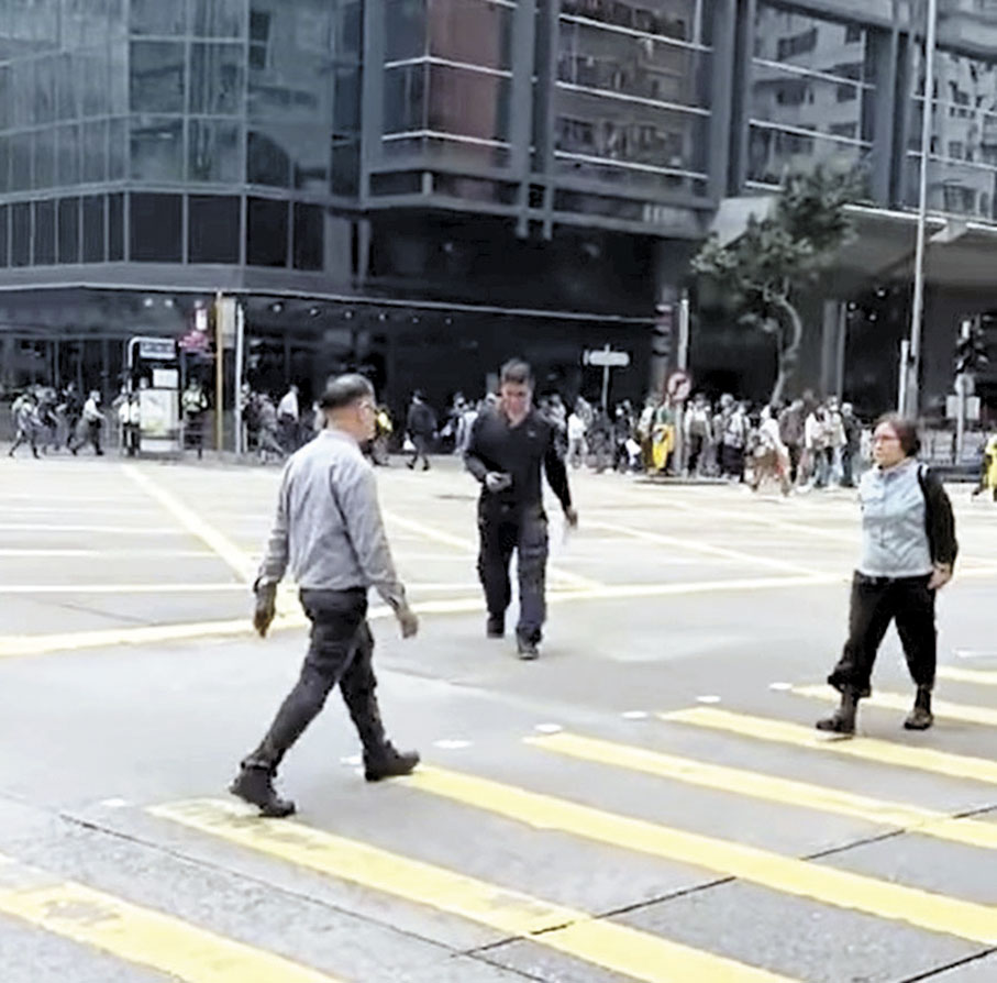 ◆男子在長沙灣打斜橫過馬路。 網上截圖