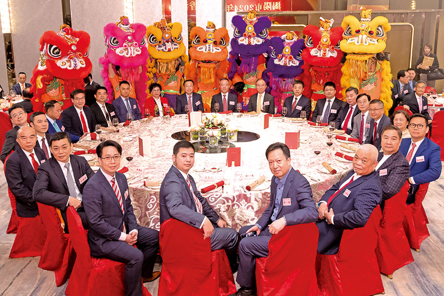 ◆「揭陽市 2024 年春茗(香港)」在九龍海逸君綽酒店舉行，一眾揭陽市領導及揭陽同鄉社團領袖、社會賢 達，共敘鄉情鄉誼。圖中醒獅助興由香港揭陽同鄉社團總會統籌。