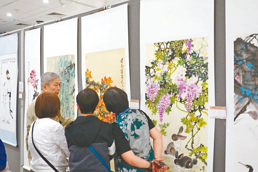 ◆觀眾正在觀展。