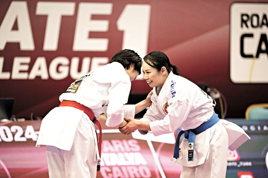 ◆劉慕裳（右）與對手握手致意。 World Karate Federation Fb圖片