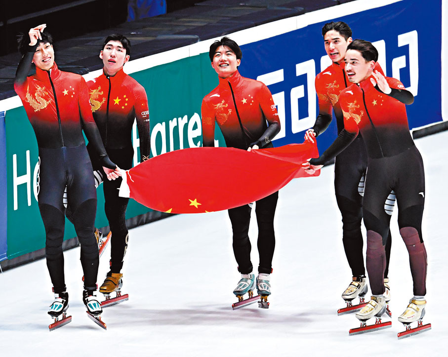 ◆中國隊在勝出男子5,000米接力A組決賽後慶祝。  新華社