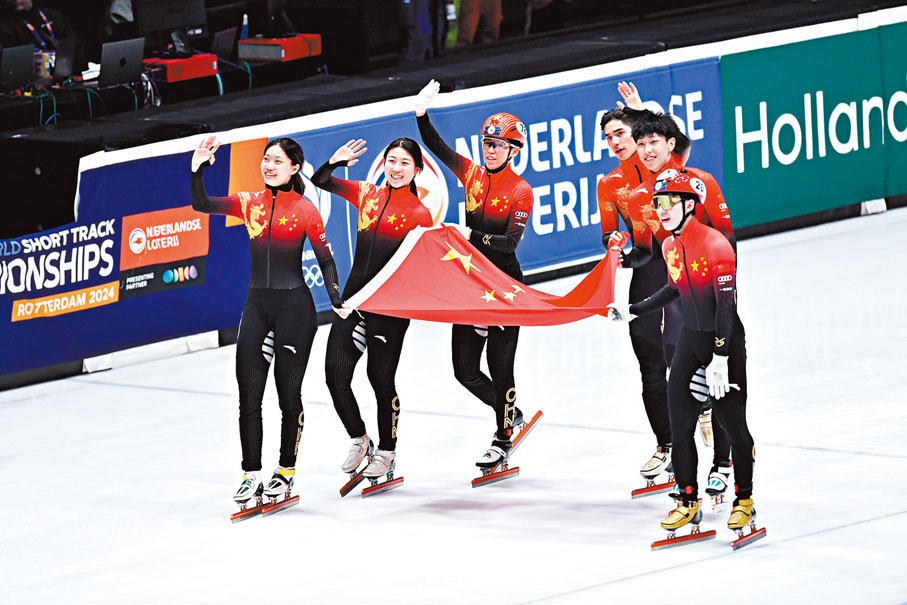 ◆中國隊成員在混合團體接力決賽勝出後慶祝。  新華社