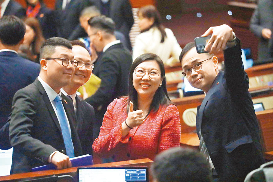 ◆議員們在三讀記名投票前打卡，記下這歷史時刻。 香港文匯報記者北山彥 攝
