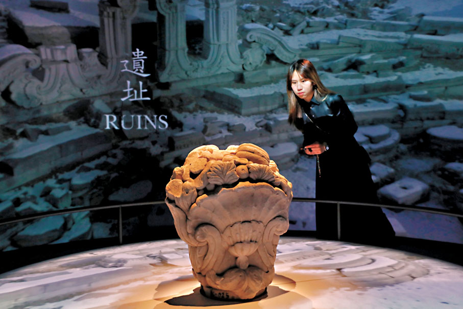 ◆「香港賽馬會呈獻系列：圓明園─清代皇家園居文化」展覽於昨日開幕。圖為觀眾觀賞「雕花構件」。