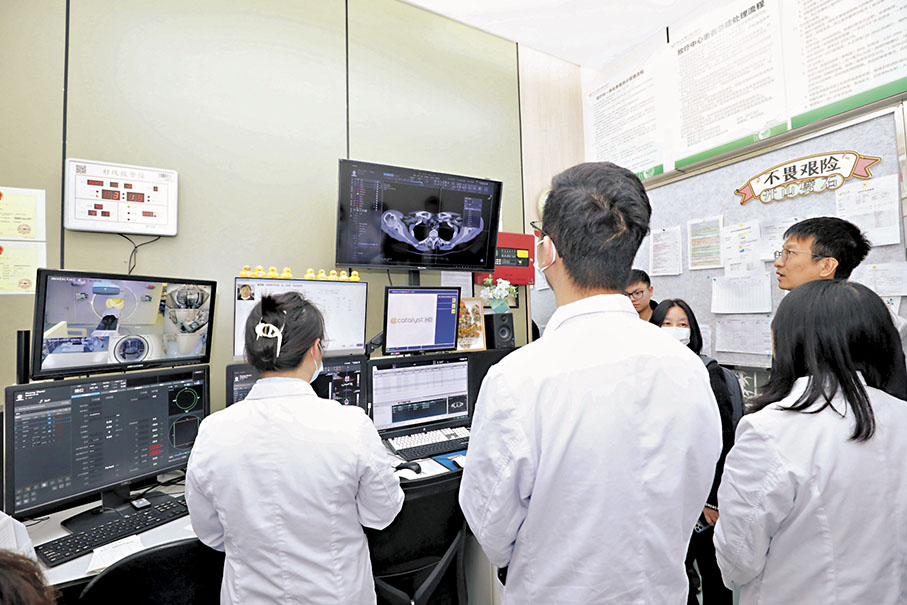 ◆內地研發的放射治療儀器，結合電腦掃描模擬器和直線加速器。
