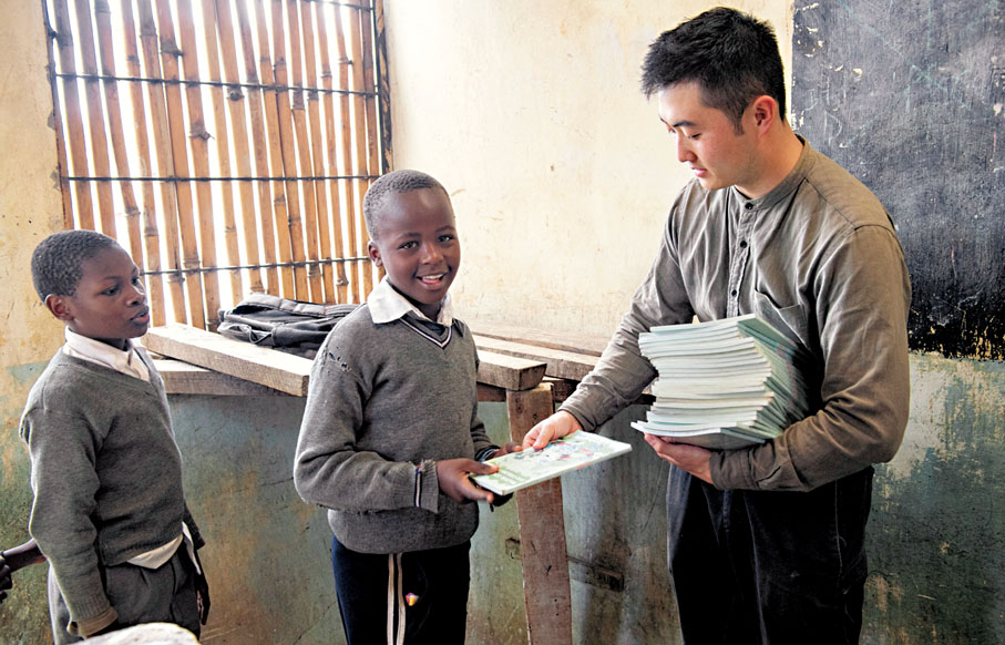 ◆ 我們有時會毫不介意地幫助他人。圖為中國青年到非洲肯尼亞的小學送贈書籍。 資料圖片