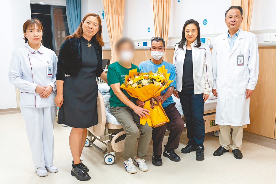 ◆在內地基金會支援下，葛珮帆(右二)兩次安排李伯(右三)到深圳進行手術和治療。 受訪者供圖