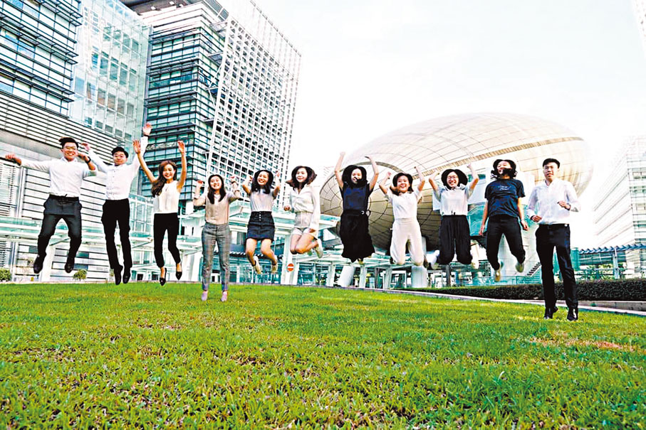 ◆ 多個青年團體和代表表示，完成立法將保障香港青年可在穩定的環境中追求夢想。圖為青年在香港科學園開心起跳。 資料圖片