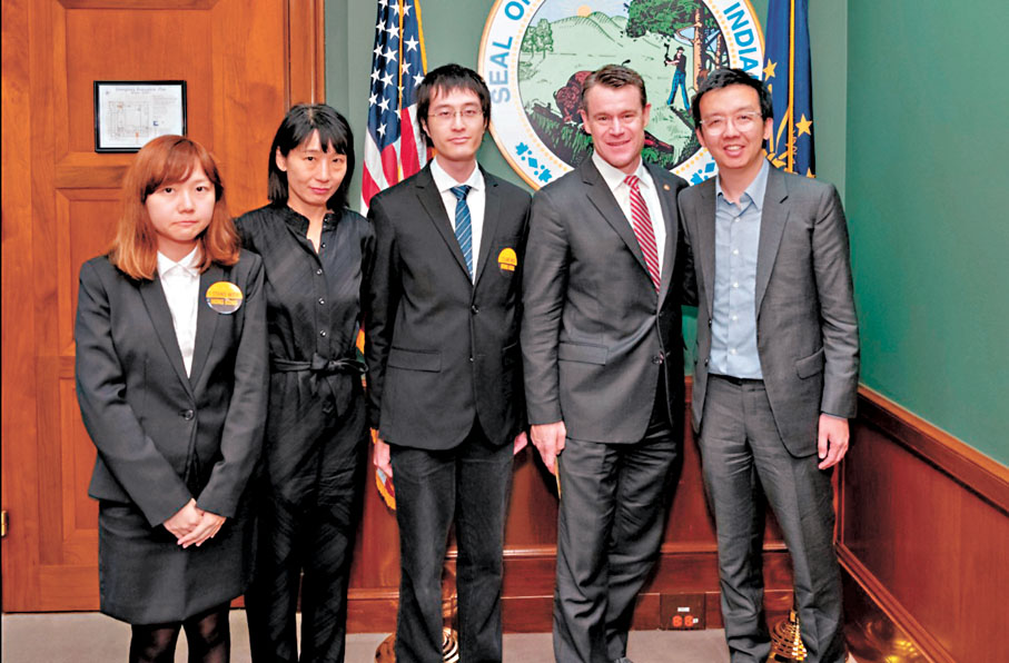 ◆「重光團隊」李宇軒(中)、朱牧民(右一)2019年12月在美國與美國參議員 Todd Young (右二)見面。 資料圖片