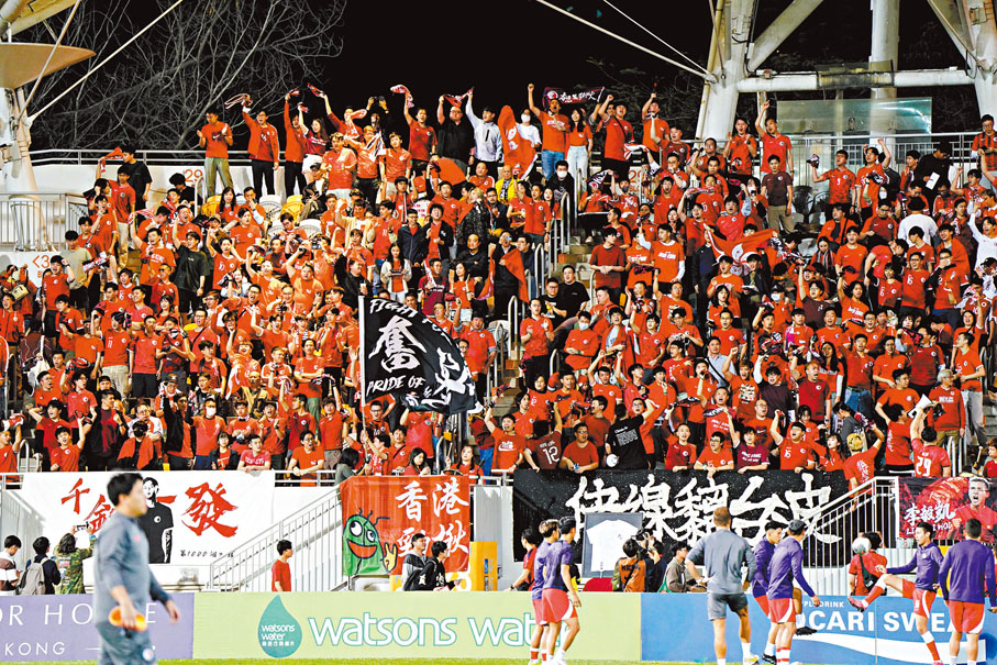◆主場球迷將旺角場變成紅色海洋。香港文匯報記者葉詩敏  攝